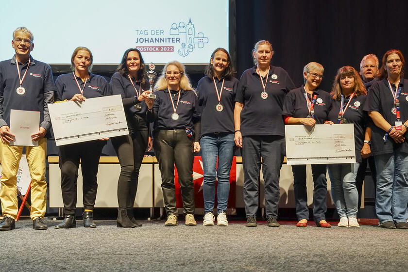 Bei der Siegerehrung: Die Erzieher-Teams der Johanniter-Kita Pavillon und der Offenen Ganztagsbetreuung Eutin holten sich ihre Pokale und Medaillen. Sie erhalten zudem 300 bzw. 200 Euro Preisgeld.