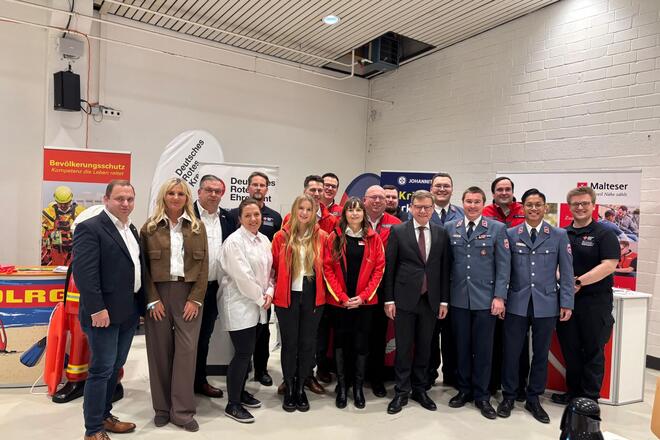 Vertreter und Vertreterinnen von Hilfsorganisationen mit Außenminister Dr. Johann Wadephul