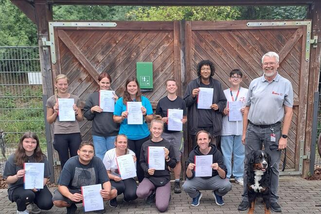 Kursteilnehmer(innen) mit ihrer Teilnahmebescheinigung 