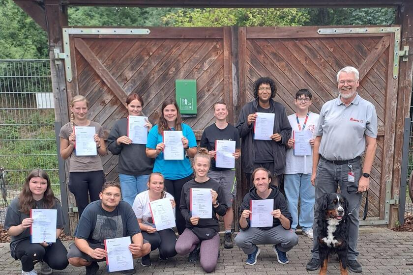 Kursteilnehmer(innen) mit ihrer Teilnahmebescheinigung 