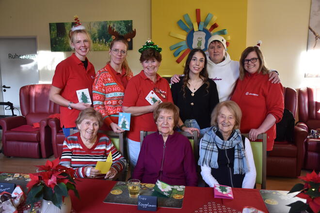 Mitarbeiter der Johanniter-Tagespflege Marmstorf sowie drei Seniorinnen der Tagespflege