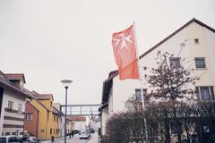 Eine Flagge weht im Wind