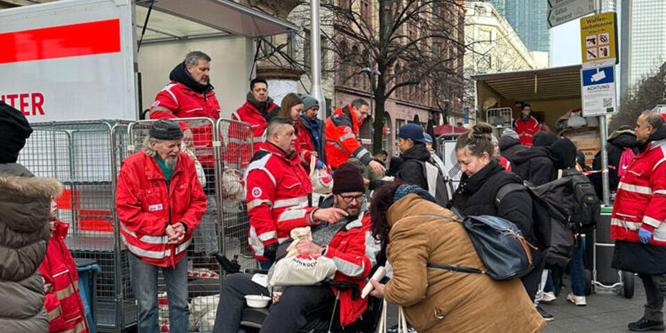 Ausgabe der Baumwollbeutel mit Dingen des täglichen Lebens bei der Johanniter-Suppenküche. 