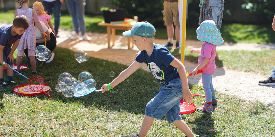 Kinder mit Seifenblasen