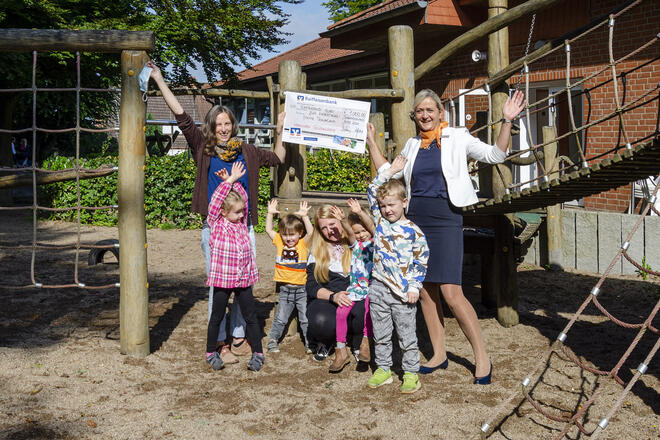 Kita Traumland erhält Spende Mareike Niehus (r.) überreichte den symbolischen Scheck an Alita Czarnetzki (l.) und Franziska Kühne (Mitte) von der Johanniter-Kita Traumland.