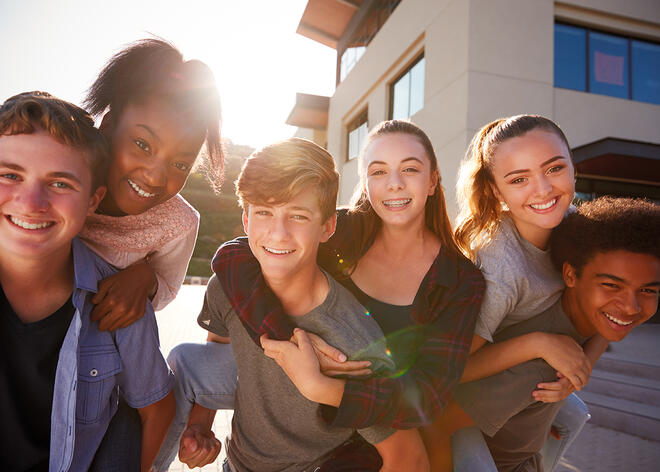 Schüler vor einer Schule