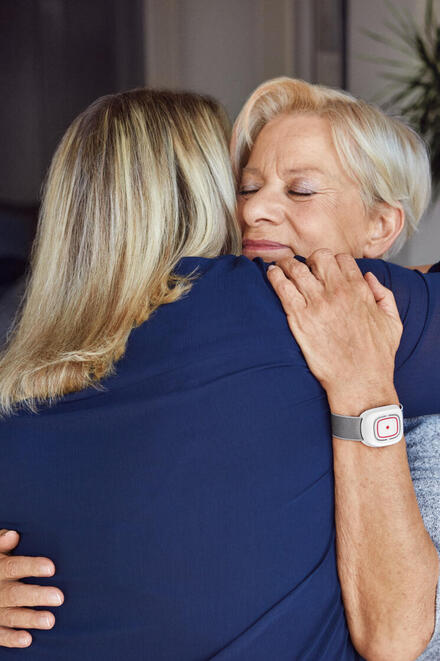 Frau mit Hausnotruf-Armband