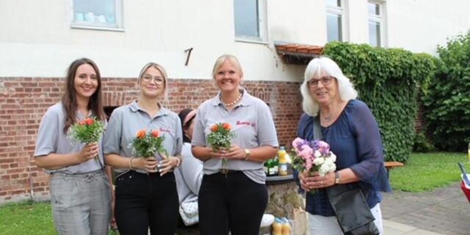 4 Frauen mit Blumensträußen