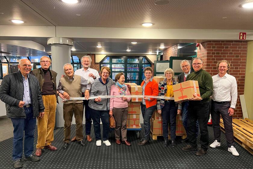 Gruppenfoto mit Paketband: Mit einigen Metern Paketband wurden die Pakete für den Johanniter-Weihnachtstrucker von den Rotariern aus Norderstedt verschlossen.