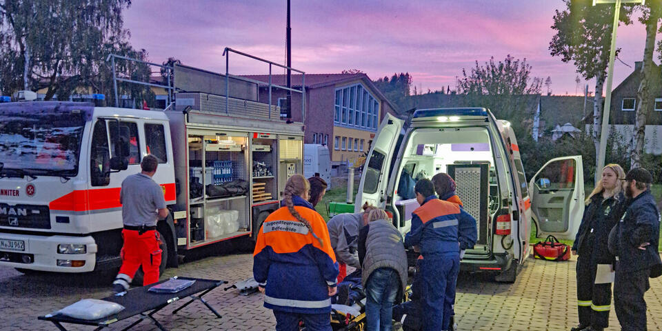 Kinder probieren eine Rettungstrage