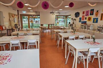 28.05.2025: Mit „Fotobox“ und die Blumendeko u.a. am Tisch wurden Eltern am Mutter- und Vatertagskaffee überrascht.