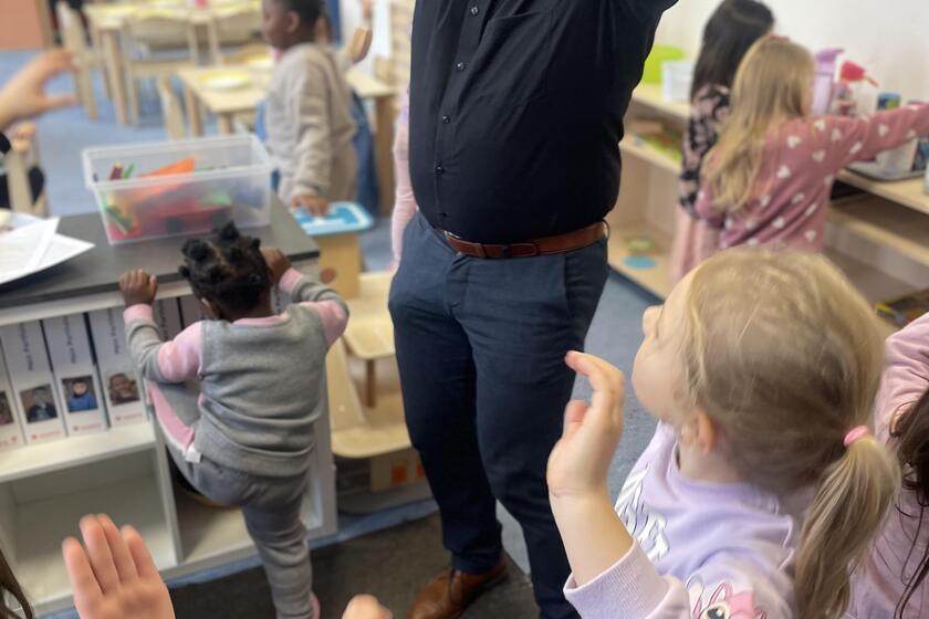 Dr. Benjamin Zeitler überrascht Kinder im Johanniter-Kindergarten „Sonnenland“ mit eigener Geschichte