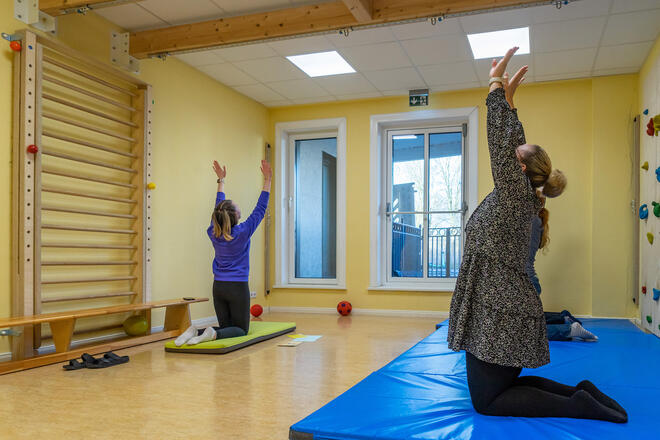 Elternnachmittag in der Johanniter-Kita Sternschnuppe Die Katze streckt sich: Die Eltern übten sich im Motorikraum beim Kinderyoga.