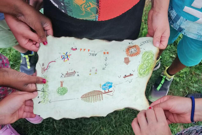 Kinderhände mit einer Schatzkarte