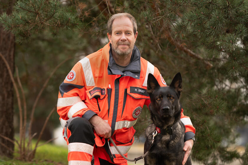 Ralf und Eira von der Johanniter-Rettungshundestaffel Baden-Karlsruhe