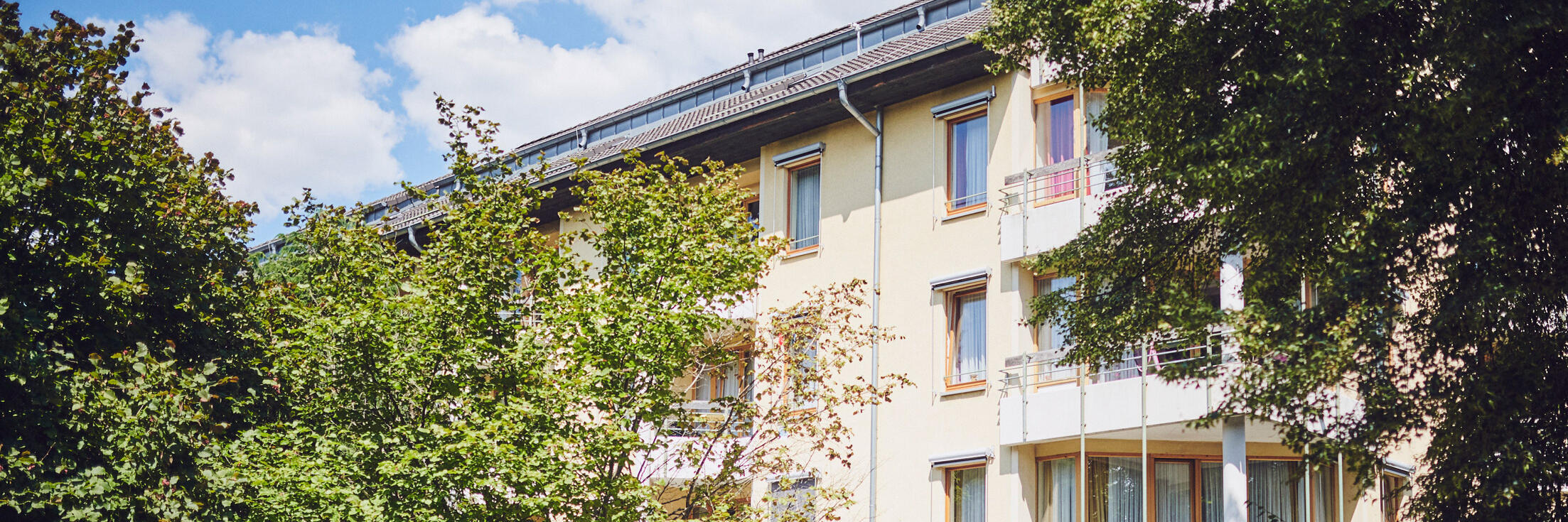 gemütliche Gartenmöbel laden zum gemeinsames Treffen ein im Johanniterh-Haus Sinzig