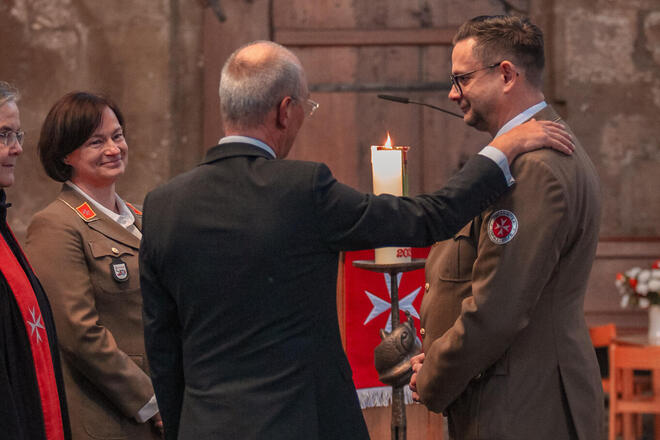 Torsten Madeheim, rechts im Bild, bekommt seinen Segen für sein Amt vom Landesvorstand der Johanniter-Unfall-Hilfe.