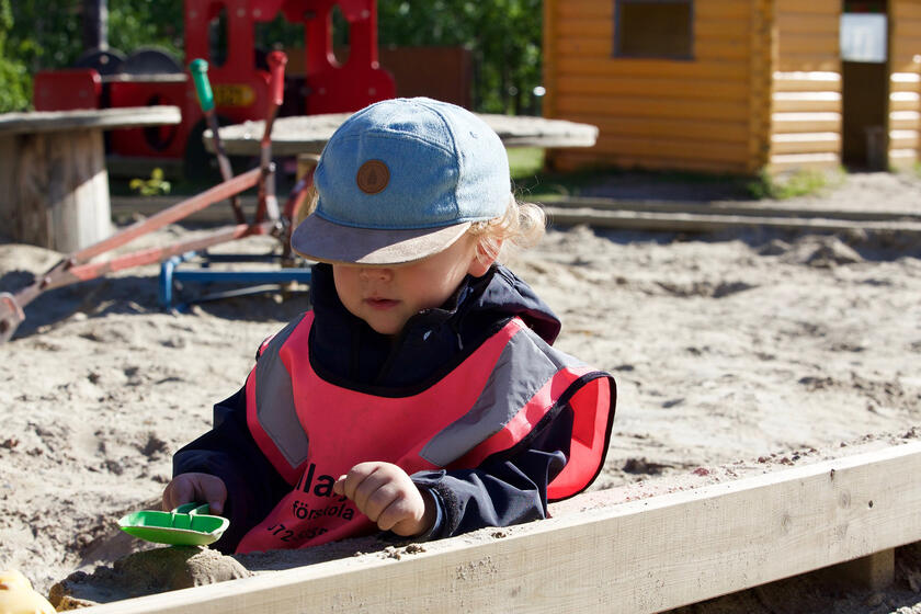 Kleines Kind im sandkasten