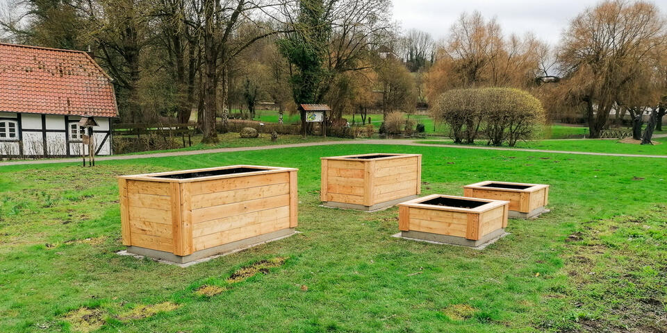 Vier Hochbeete in einem Park