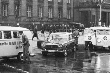 Johanniter im Einsatz bei der ersten großen Vietnamdemonstration im Jahr 1968 in Berlin.