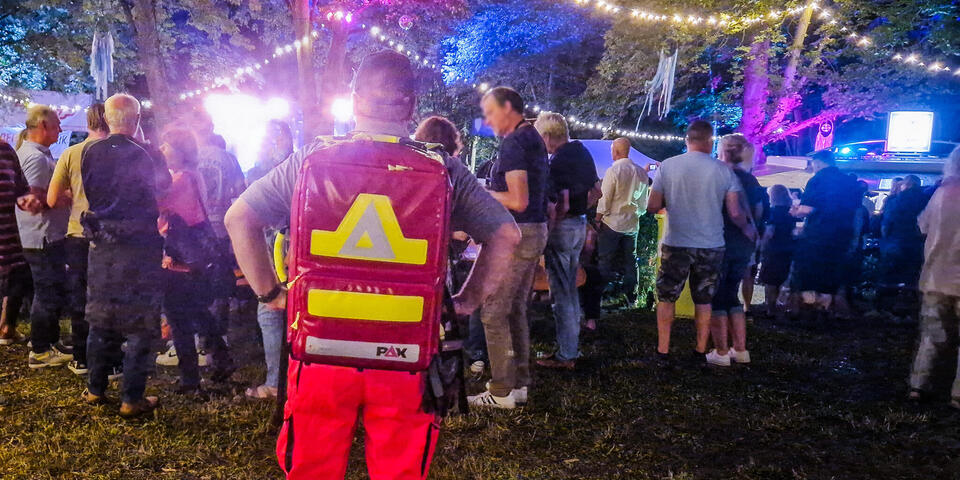 Ein Johanniter sichert ein festival ab