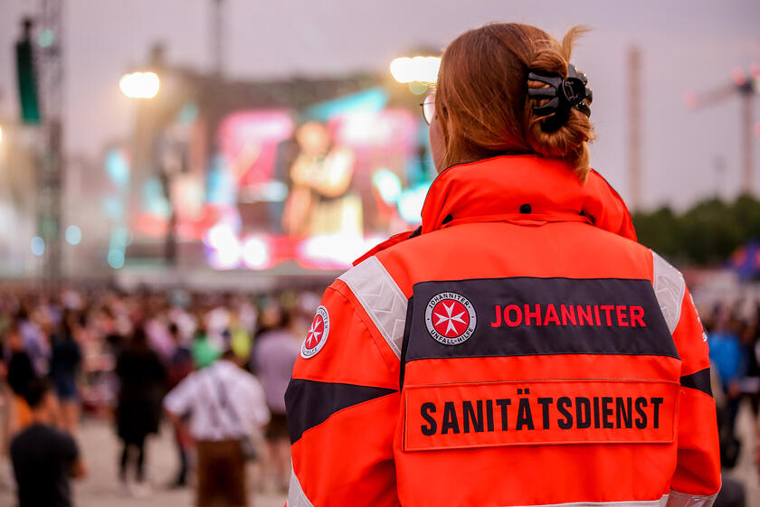 Sanitätsdienst vor Menschenmenge