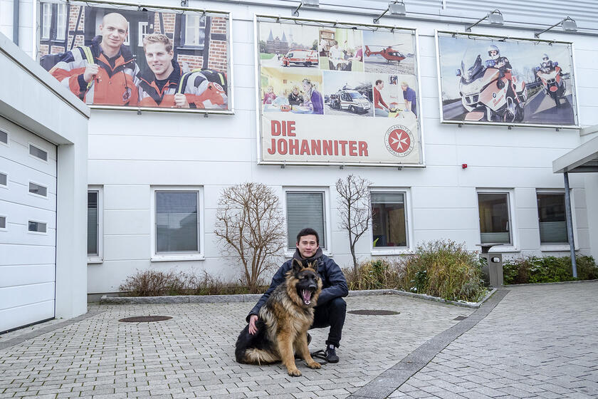 Christopher Huck von der Ambulanten Kinder- und Jugendhilfe Christopher Huck gestaltet die Familienbesuche oft im Freien und nimmt dabei seinen Schäferhund Leo mit. So verbindet er Schutz vor Ansteckung mit viel Bewegung und Verbindlichkeit für seine Schützlinge.
