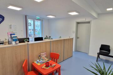 Blick zum Empfangsbereich und Wartezone der Praxis