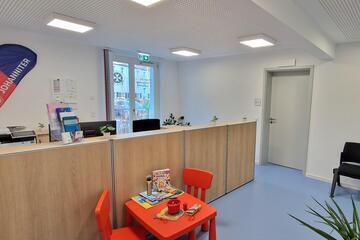 Blick in den Empfangsbereich der Praxis.