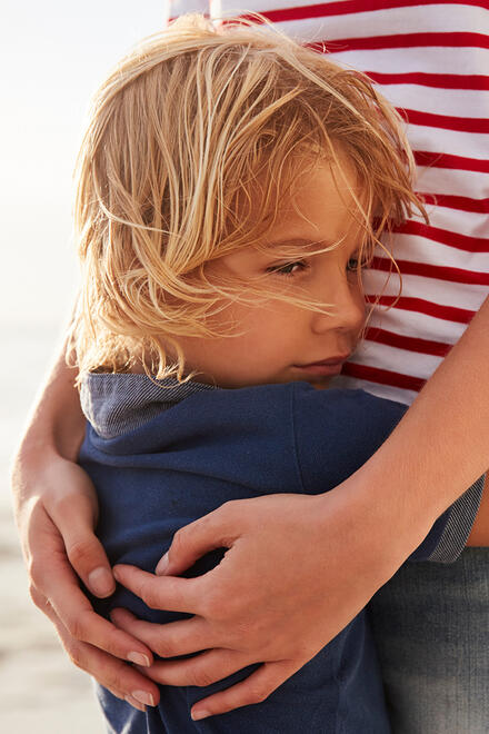 Ein Kind umarmt eine Frau
