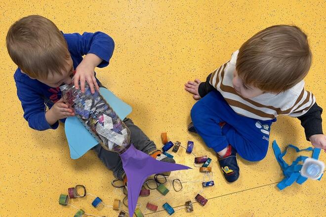 Die Kinder haben Spaß beim Basteln.