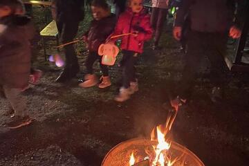 Kinder am Feuer