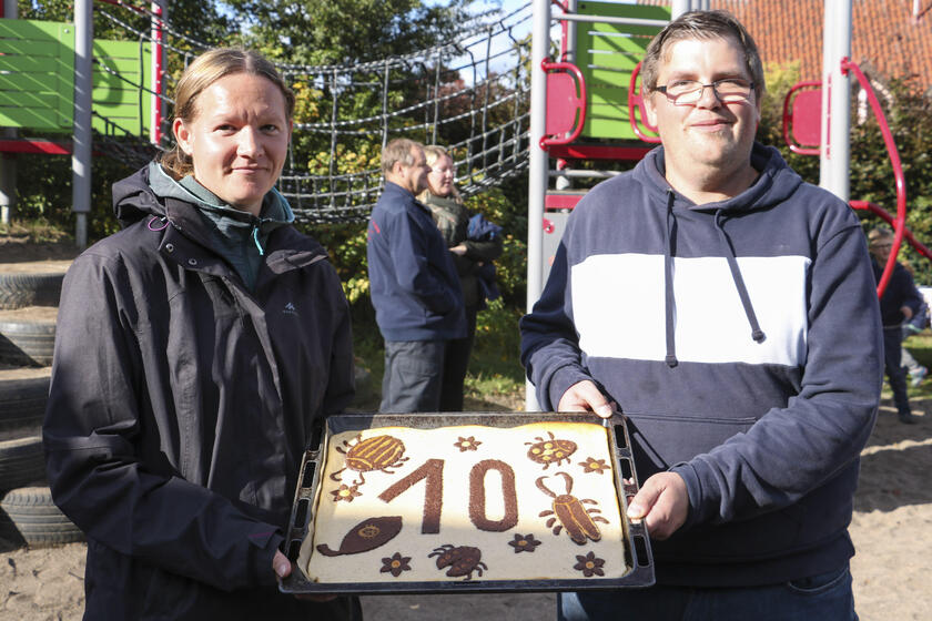 Einer von vielen Kuchen für das Kuchenbuffet: Nadja Schubring und Tobias Pierberg, Teil des pädagogischen Teams der Waldkäfer, freuen sich über die Initiative der Eltern.