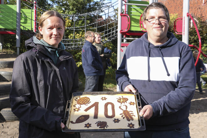 10 Jahre Waldkäfer Tangstedt Einer von vielen Kuchen für das Kuchenbuffet: Nadja Schubring und Tobias Pierberg, Teil des pädagogischen Teams der Waldkäfer, freuen sich über die Initiative der Eltern.