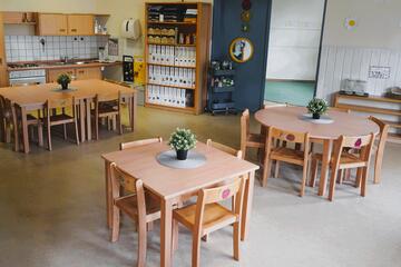 Gemeinschaftsraum mit Tischen und Stühlen