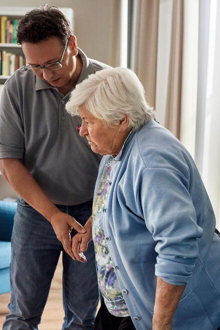 Zum letzten Mal findet im Jahr 2024 der beliebte und kostenlose „Kurs für pflegende Angehörige und Ehrenamtliche“ bei den Johannitern statt. Es sind noch Plätze frei.