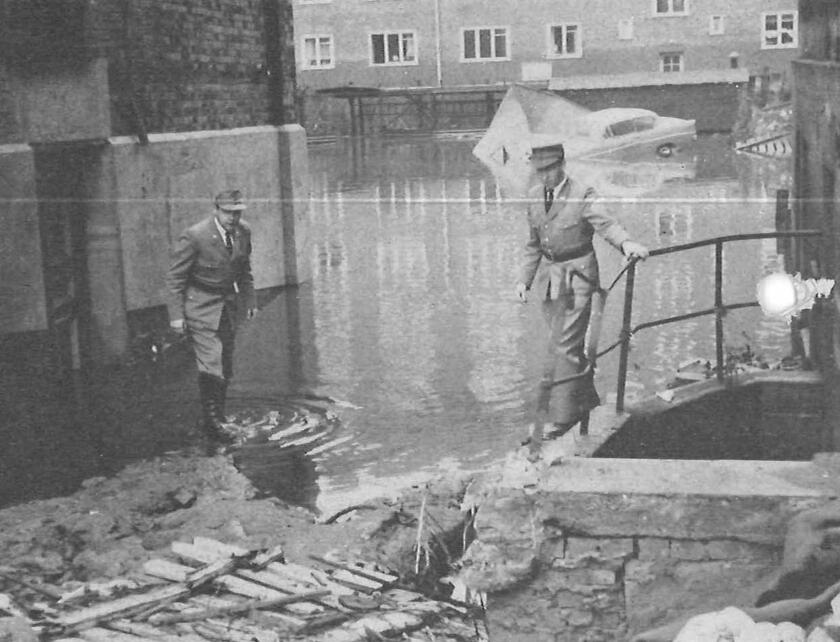 Johanniter helfen bei der Sturmflut in Hamburg im Jahr 1962.