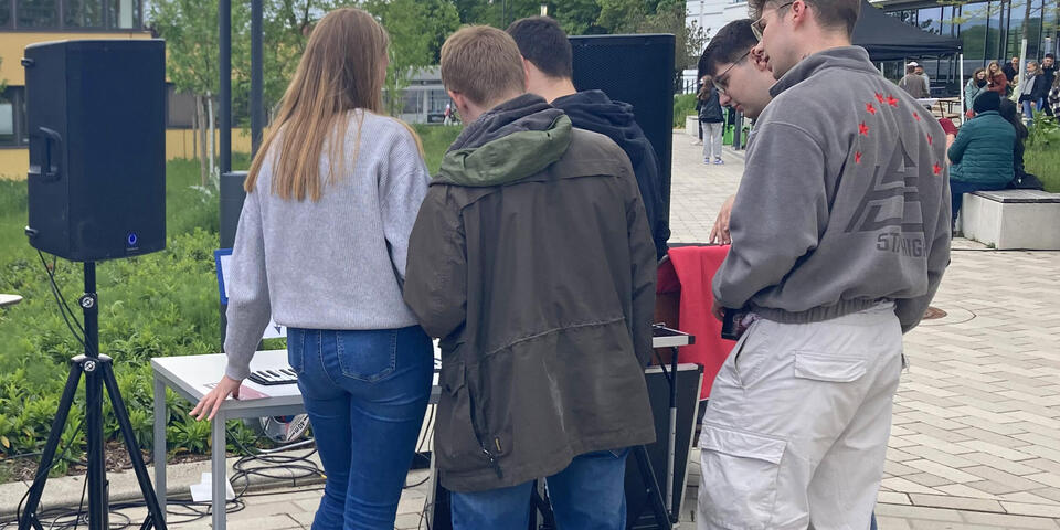Mehrere junge Menschen stehen beim Rollpiano
