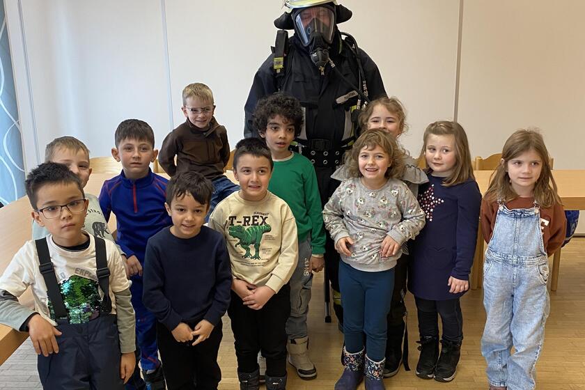 Begeisterte Kinder mit Feuerwehrmann