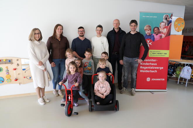 Spendenübergabe im Kinderhaus "Regentalzwerge" 