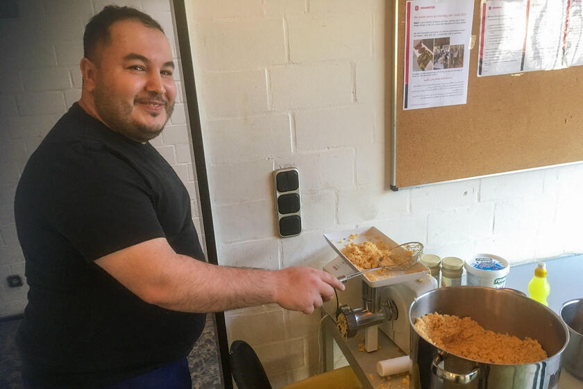 Mit großem Einsatz bereiteten die Männer im Sandkamp Falafeln und Salat für das Fest in der Unterkunft vor.