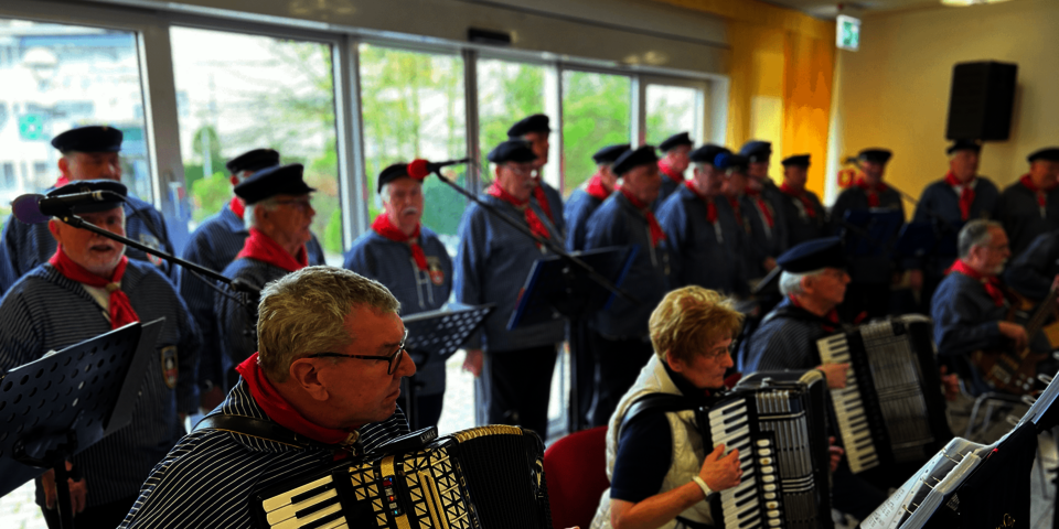 Musiker und Sänger mit blauen Hemden und roten Tüchern