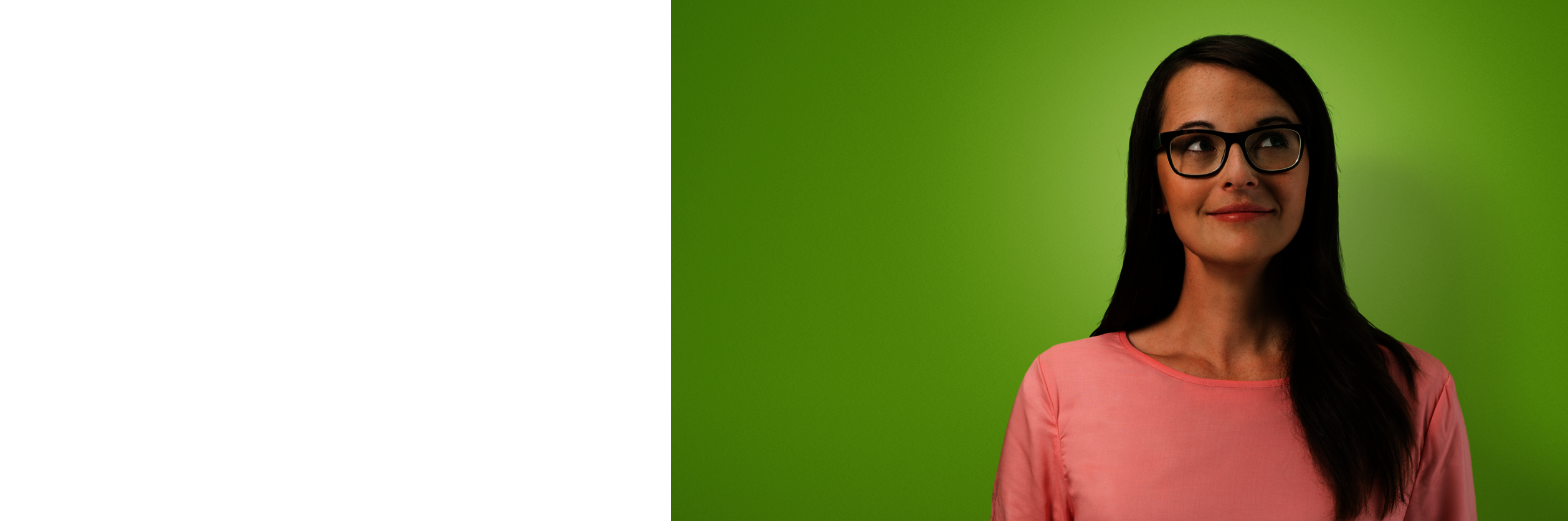 Eine Frau mit Brille auf grünen Hintergrund.