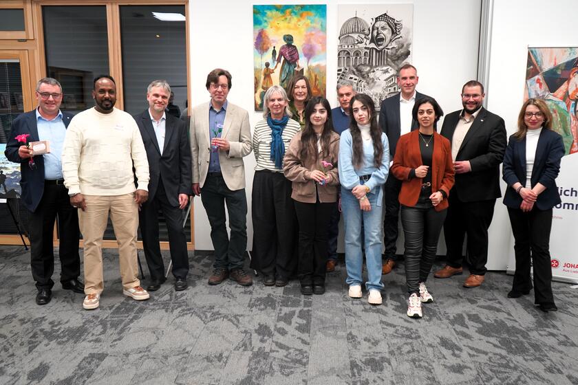 Gruppenfoto vor der Ausstellung