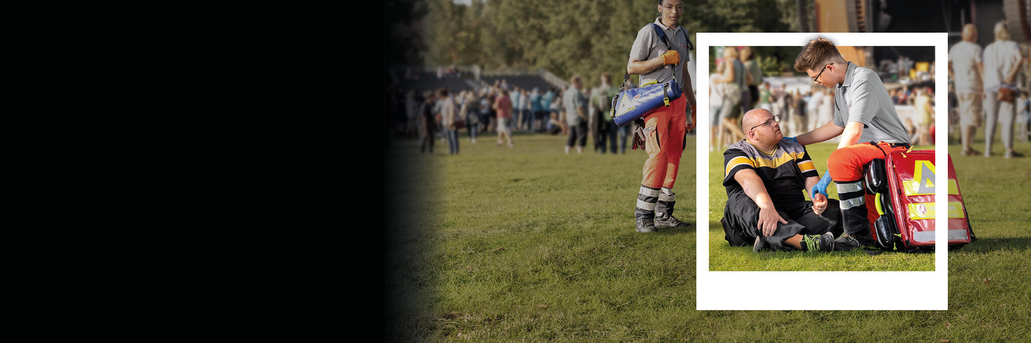 Ehrenamtlich Tätige im Sanitätsdienst bei den Johannitern versorgen einen Mann bei einer Open-Air-Veranstaltung.