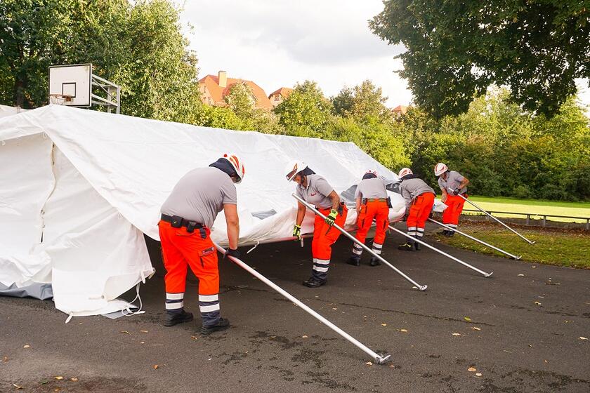 Ehrenamtliche engagieren sich bei der Bombenevakuierung in Südniedersachsen.