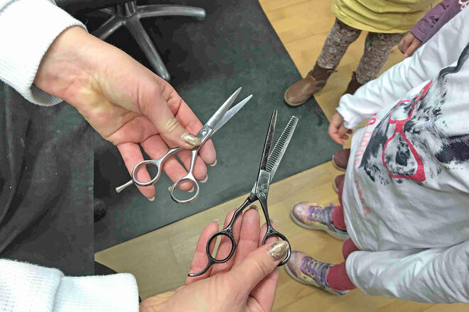Hände mit Friseurscheren