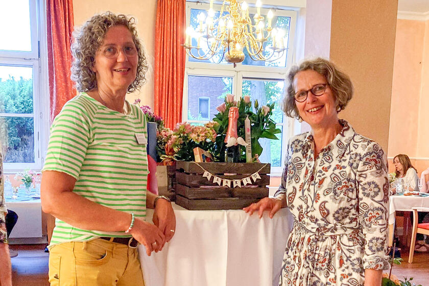 Abschied Verena von Baudissin Wechsel im Ambulanten Hospizdienst: Verena von Baudissin (r.) übergibt an Mareke Oltmanns (l.)