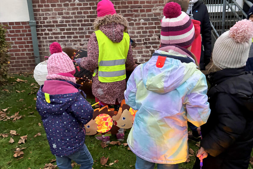 Kinder mit Laternen