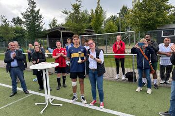 Zuschauer stehen am Stehtisch